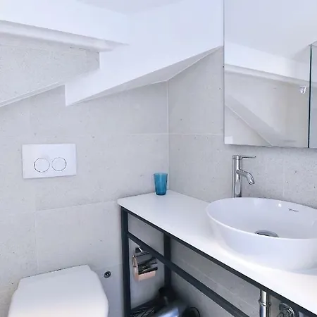 Pia Volosko, Appartement *