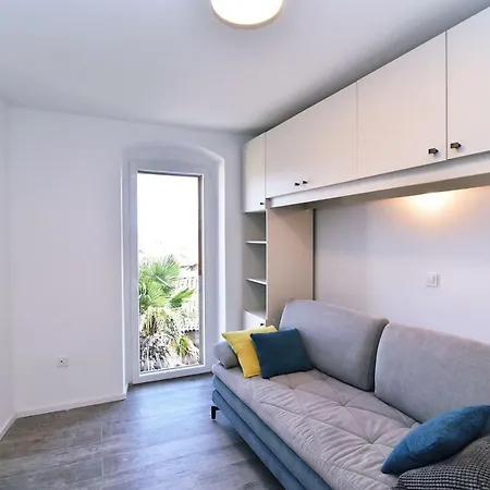 Pia Volosko, Appartement *
